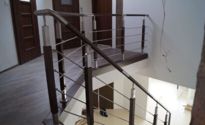 Schody policzkowe z metalowymi balustradami