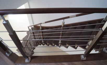 Schody policzkowe z metalowymi balustradami