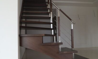 Schody policzkowe z metalowymi balustradami