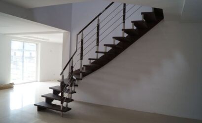 Schody policzkowe z metalowymi balustradami