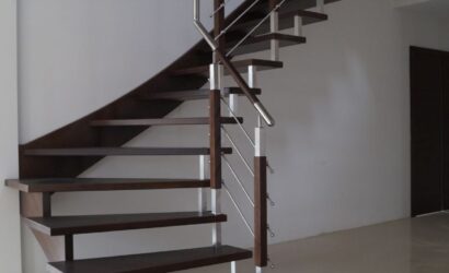 Schody policzkowe z metalowymi balustradami