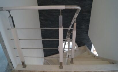 Schody policzkowe z metalowymi balustradami