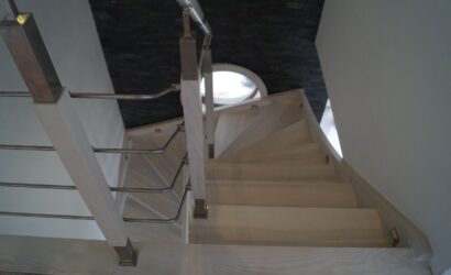 Schody policzkowe z metalowymi balustradami