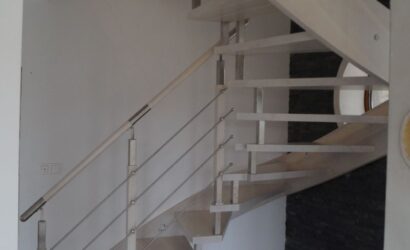 Schody policzkowe z metalowymi balustradami