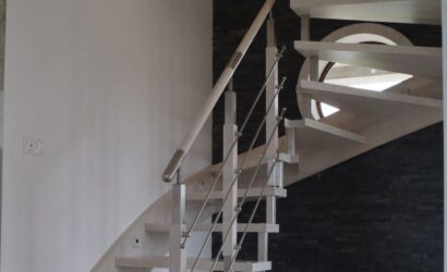 Schody policzkowe z metalowymi balustradami