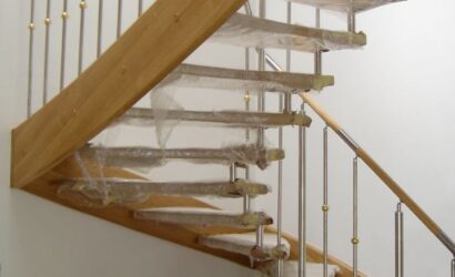 Schody policzkowe z metalowymi balustradami