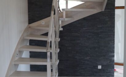 Schody policzkowe z metalowymi balustradami