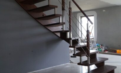 Schody policzkowe z metalowymi balustradami