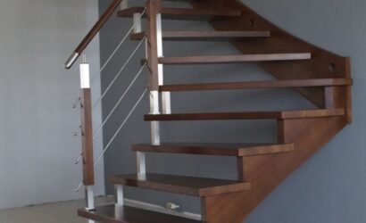 Schody policzkowe z metalowymi balustradami