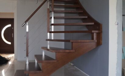 Schody policzkowe z metalowymi balustradami
