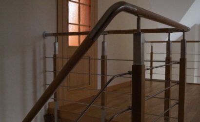 Schody policzkowe z metalowymi balustradami