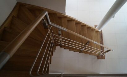 Schody policzkowe z metalowymi balustradami