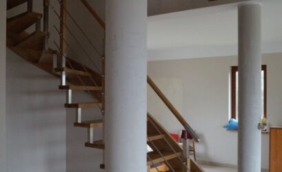 Schody policzkowe z metalowymi balustradami