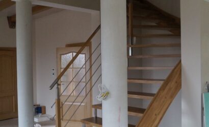 Schody policzkowe z metalowymi balustradami