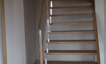 Schody policzkowe z metalowymi balustradami