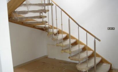 Schody policzkowe z metalowymi balustradami