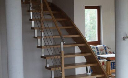 Schody policzkowe z metalowymi balustradami