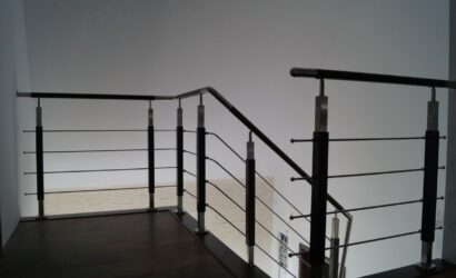 Schody policzkowe z metalowymi balustradami