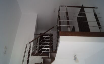 Schody policzkowe z metalowymi balustradami