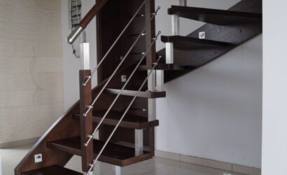 Schody policzkowe z metalowymi balustradami