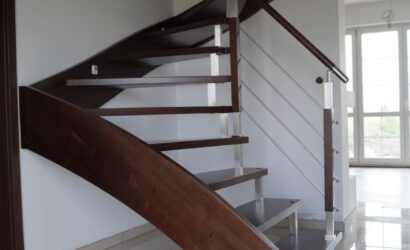 Schody policzkowe z metalowymi balustradami