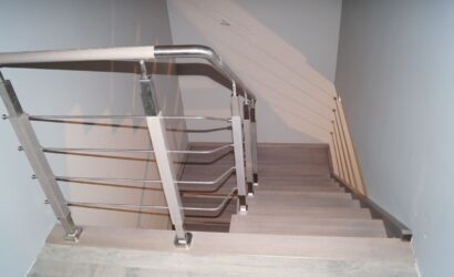 Schody policzkowe z metalowymi balustradami