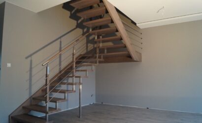 Schody policzkowe z metalowymi balustradami