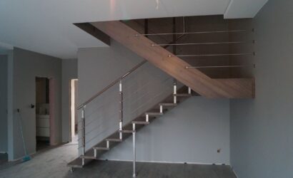 Schody policzkowe z metalowymi balustradami