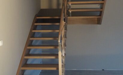 Schody policzkowe z metalowymi balustradami