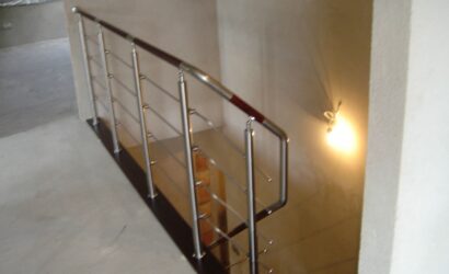 Schody policzkowe z metalowymi balustradami