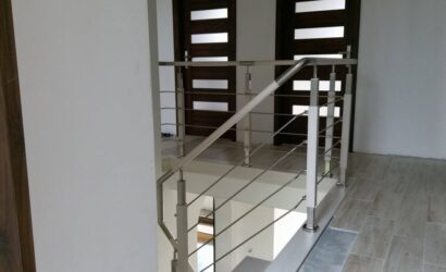 Schody policzkowe z metalowymi balustradami