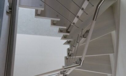 Schody policzkowe z metalowymi balustradami