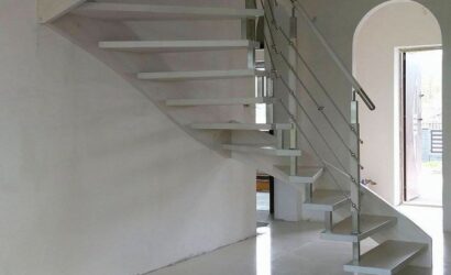 Schody policzkowe z metalowymi balustradami