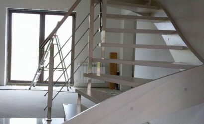 Schody policzkowe z metalowymi balustradami