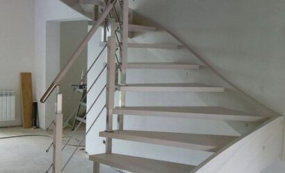 Schody policzkowe z metalowymi balustradami