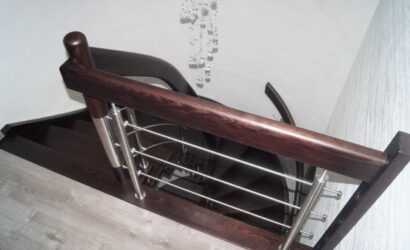 Schody policzkowe z drewnianymi balustradami