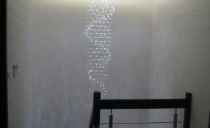 Schody policzkowe z drewnianymi balustradami