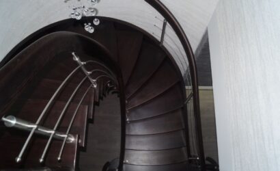 Schody policzkowe z drewnianymi balustradami