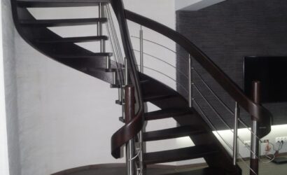 Schody policzkowe z drewnianymi balustradami