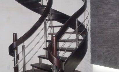 Schody policzkowe z drewnianymi balustradami