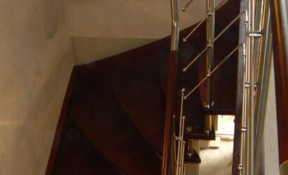 Schody policzkowe z metalowymi balustradami