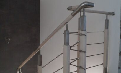 Schody policzkowe z drewnianymi balustradami