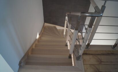 Schody policzkowe z drewnianymi balustradami