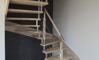 Schody policzkowe z drewnianymi balustradami