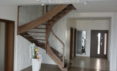 Schody policzkowe ze szklanymi balustradami