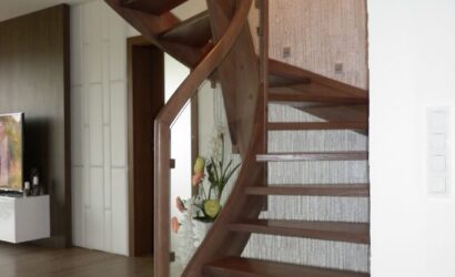 Schody policzkowe ze szklanymi balustradami