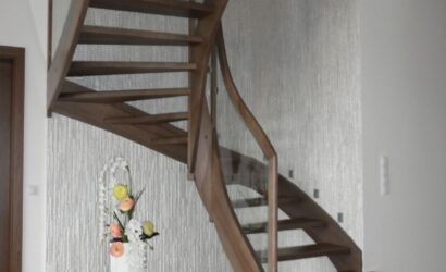 Schody policzkowe ze szklanymi balustradami