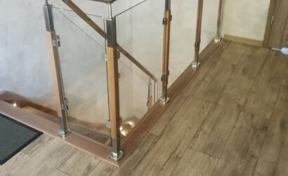 Drewniane schody wewnętrzne ze szklanymi balustradami