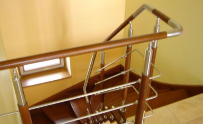 Schody policzkowe z metalowymi balustradami