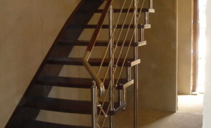 Schody policzkowe z metalowymi balustradami